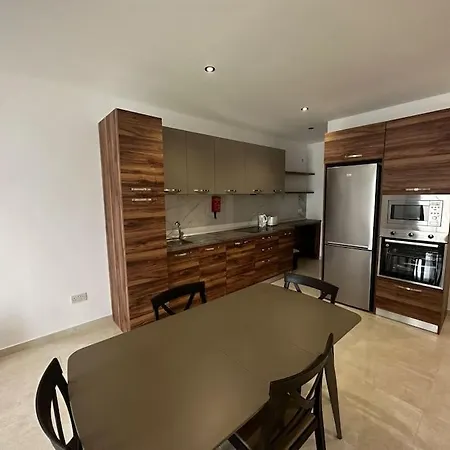 Duplex Penthouse In Sleeps 6 Apartment Gzira